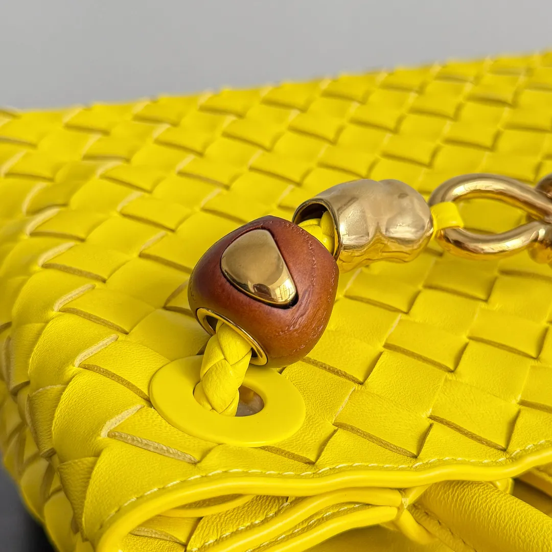 The new Andiamo batch of 3060 BV is shipped‼ ️The classic intercciato weaving process is used to create a soft bag, the metal knot is made of micro-cast aluminum using jewelry technology🪢, and the decorative beads are made of metal and hand-polished oak, allowing you to jump repeatedly between elegance and fun💃, making it unpredictable. Classic and versatile, it shows off your temperament, and the bag has a large capacity, making it very convenient for daily commuting! It has a variety of carrying methods, the shoulder straps can be adjusted by yourself, the original lambskin feels soft and delicate, and the unisex style breaks gender boundaries and brings a more practical and long-lasting use experience. The Andiamo, which has both elegant and casual styles, perfectly interprets the "fashionable old money style". Style number: 743568+wood hardware Color: sulfur color Size: 25*22*10.5cm